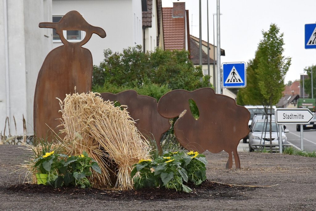 Schäfer und Schafe aus Blech begrüßen die Gäste der Schäferlaufstadt Markgröningen.