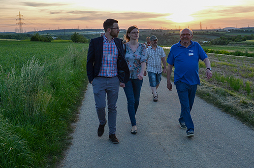 Bürgermeister Jens Hübner mit Gattin und ehemaliger Vereinsvorsitzender Axel Rolla beim Abendspaziergang.