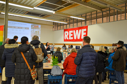 Vortrag und Verkostung im Rewe-Lagerraum. 