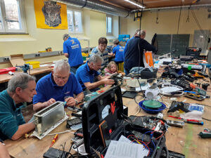 RepairCafé-Team bei der Arbeit